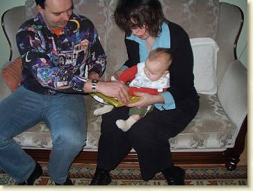 20041225-08 Cadeau uitpakken met oom Marco